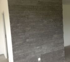 Mur de parement dans le salon il y aura le poele a granulé blanc devant