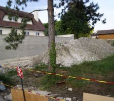 Tas de terre abandonn&eacute; sur notre terrain &agrave; notre insu... Nous avons perdu une semaine &agrave; cause de cela...