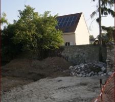 Retrait d'arbres supplémentaire, le terrassement peux commencer.
On peux voir sur cette photo qu'une fermeture de l'accès du chantier à été mise en place.