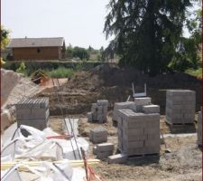 Les fondations sont coul&eacute;es. Arrivage des mat&eacute;riaux pour le vide sanitaire.