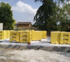 La dalle &agrave; &eacute;t&eacute; r&eacute;alis&eacute;e. Arriv&eacute;e des mat&eacute;riaux (b&eacute;ton cellulaire) pour les murs.