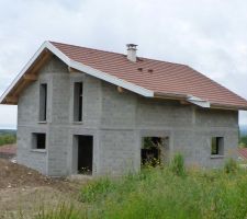 Toiture terminée, la maison est "hors d'eau" ou presque.