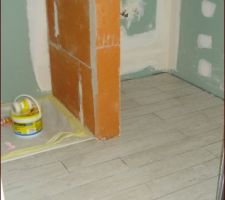 Pose du carrelage Bone Sail IMSO dans la salle d'eau