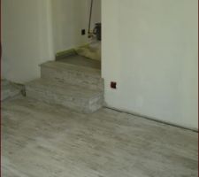 Pose du carrelage sur les marches du bureau