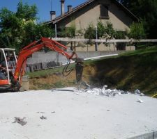 Mon mari aux commandes de la mini-pelle que nous avons lou&eacute; pour d&eacute;truire le vide-sanitaire et les fondations.