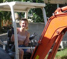 Ma fille a conduit la mini-pelle