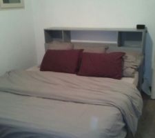 Notre lit avec la tete de lit faite par ses soins