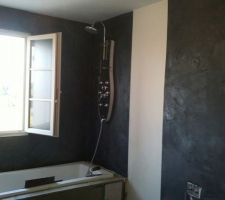 Salle de bain en cours enduit beton ciré gris foncé
