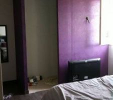 Notre chambre avec a gauche notre dressing en face viendra la télé accroché au mut