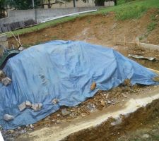 Petite montagne de terre apr&egrave;s avoir creus&eacute; les fondations.