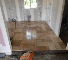 Le travertin côté cuisine ...