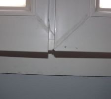 Fenetre de chambre qu'on doit soulever pour la fermé !