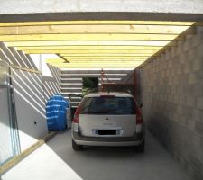 Intérieur du garage avec bastaings