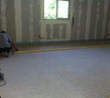 Pose de la couche d'isolant (sterodur) entre la dalle en beton et le chauffage au sol en une petite journ&eacute;e (encore merci les gars!!)