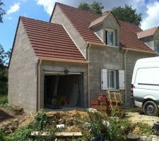 En extérieur, ils ont commencé à tirer les gaines pour détecteurs de présence et lumière au dessus du garage, de l'entrée et côté jardin, ainsi que robinet extérieur sur l'autre pignon.