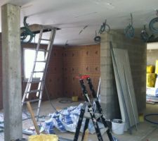 Au RDC, vue depuis le salon vers la chambre d'amis / bureau et dégagement menant entre autre au cellier / buanderie, garage, salle d'eau