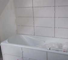Fa&iuml;ence salle bain en cour