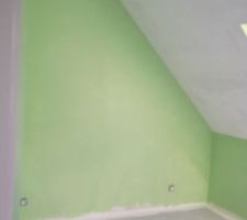 Première couche de vert sauterelle dans la chambre 1