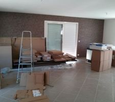 Salle à manger terminée. Meubles de cuisine en attente de montage