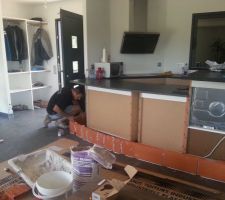 Debut de la cloison pour le bar  de la cuisine