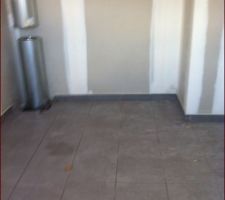 A l'étage, carrelage et conduit de cheminée