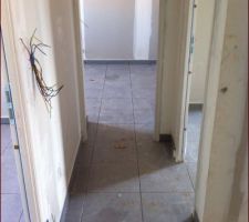 Couloir d'accès a deux des trois chambres et au bureau