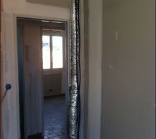 VMC des WC du rez de chauss&eacute;, passant par l'une des chambres