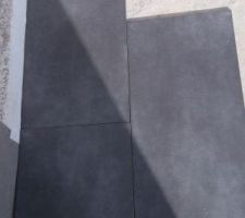Notre choix de carrelage pour le porche d'entr&eacute;e et les seuils des baies vitr&eacute;es. Petit essai pour voir ce que &ccedil;a donne...