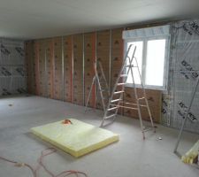 1er jour de pose de la pose des isolant du mur (gr32 100 : tapées de 120 pour info), sur structure optima