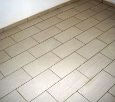 Dans les chambres :
Carrelage 30x60 mod&egrave;le "Vogue" blanc Lapeyre