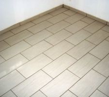 Dans les chambres :
Carrelage 30x60 mod&egrave;le "Vogue" blanc Lapeyre