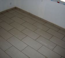 Dans les chambres :
Carrelage 30x60 mod&egrave;le "Vogue" blanc Lapeyre