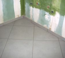 Dans la salle de bain :
Carrelage 60x60 modèle "Urban" gris Lapeyre