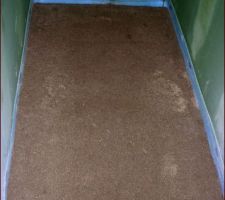 La petite (en &eacute;paisseur) chape pour poser le bac &agrave; douche au ras du sol de la pi&egrave;ce.