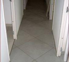 Dans le couloir :
Carrelage 60x60 mod&egrave;le "Urban" gris Lapeyre
