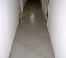 Dans le couloir :
Carrelage 60x60 mod&egrave;le "Urban" gris Lapeyre