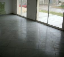 Dans le salon / salle &agrave; manger et cuisine :
Carrelage 60x60 mod&egrave;le "Urban" gris Lapeyre