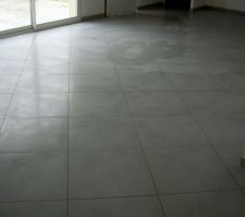 Dans le salon / salle &agrave; manger et cuisine :
Carrelage 60x60 mod&egrave;le "Urban" gris Lapeyre