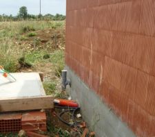 Socle de la pompe à chaleur et "évacuations" du vide sanitaire.