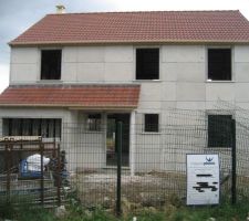 Toiture termin&eacute;e, avanc&eacute;e du garage couverte, porche cr&eacute;e