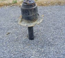 Tuyau d&eacute;passant de la chauss&eacute;e devant l'entr&eacute;e du terrain