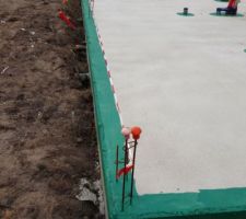 Dalle sur vide sanitaire, avec l'anti termite vert appliqué au niveau des tuyaux et des contours de la maison