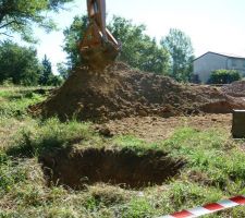 Le puisatier creuse.