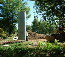 Les buses de 1m de haut sont empilées 4 par 4 avant d'être insérées dans le trou.