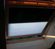 Pose store occultant/tamisant sur velux