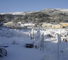 Façon ludique de camoufler le bazar du jardin!!