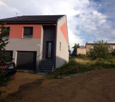 Vue de notre terrain (a droite de la grosse maison du voisin!)