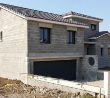 Murets de descente de garage (travaux non exécutés par le constructeur).