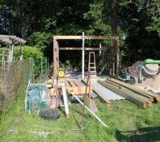 Le cabanon commence a prendre forme .