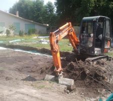 Terrassement entre les fondation pour le vide sanitaire , cela me permet d'augmenté mon volume d'air dans le VS ( Pour le ventilateur de la cheminé (voir plus tard) ) et surtout récupéré un peut de bonne terre noire =)